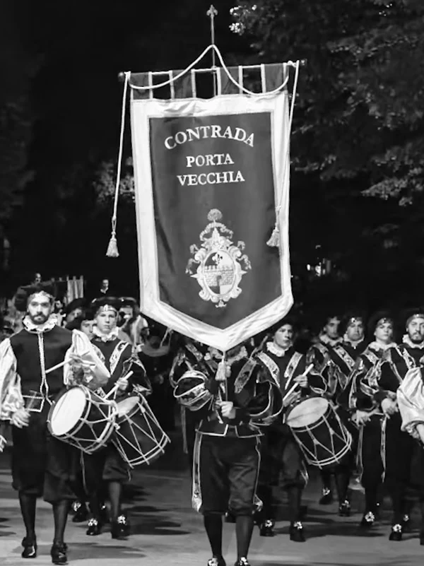 cpv--stendardo-corteo-contrada